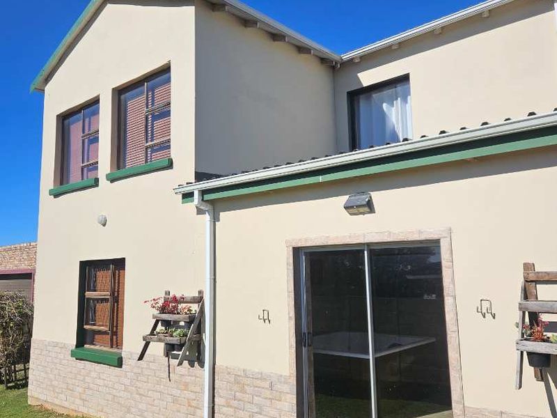 Stunning 4-Bedroom Home To Let in Kamma Heights! - Photo 2