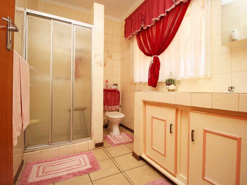 Low maintenance Facebrick Home with Bachelor Flat - Photo 4