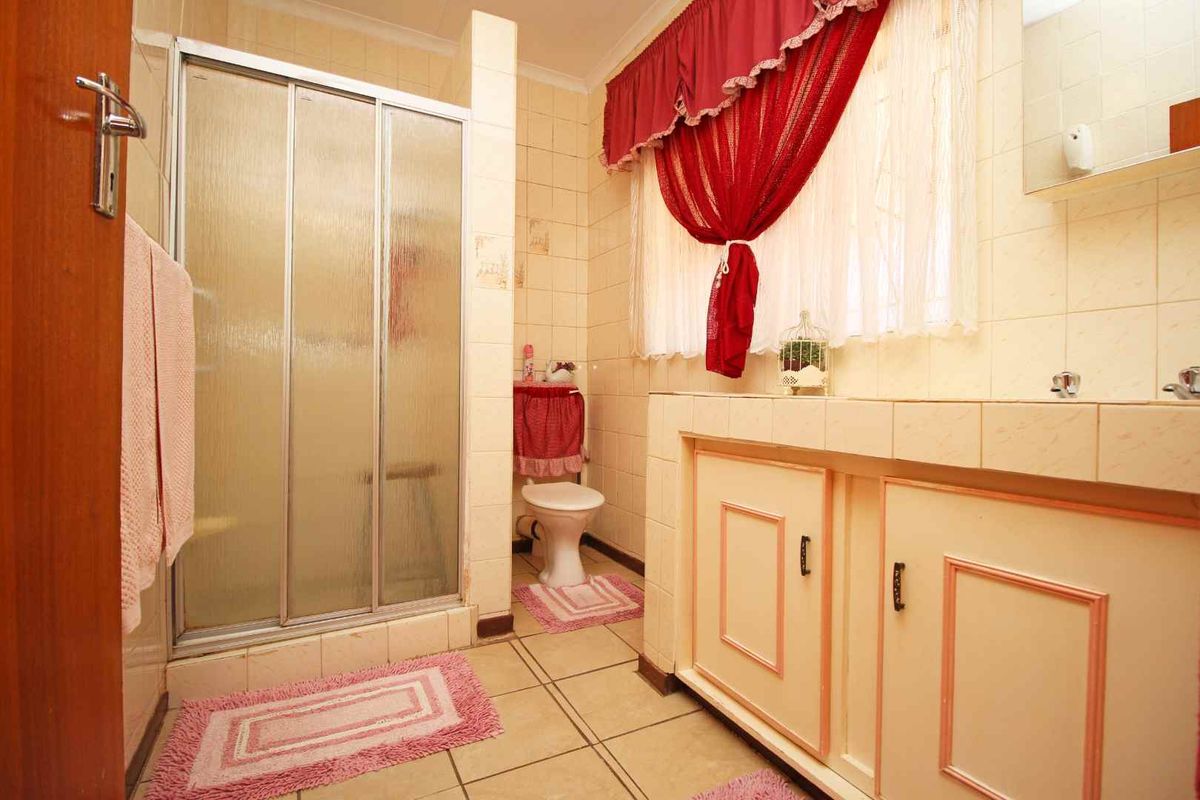 Low maintenance Facebrick Home with Bachelor Flat - Photo 4