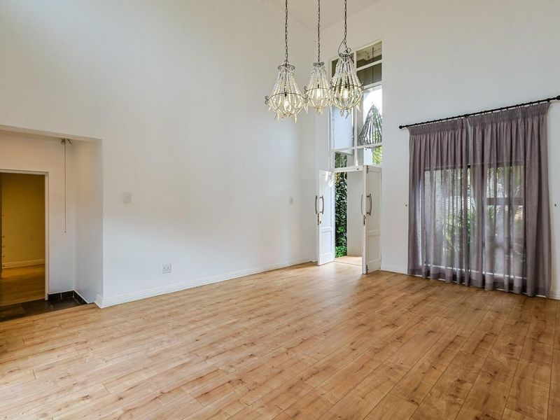 Stunning 5-Bedroom Family Home to Rent in Silver Lakes Golf Estate - Photo 5