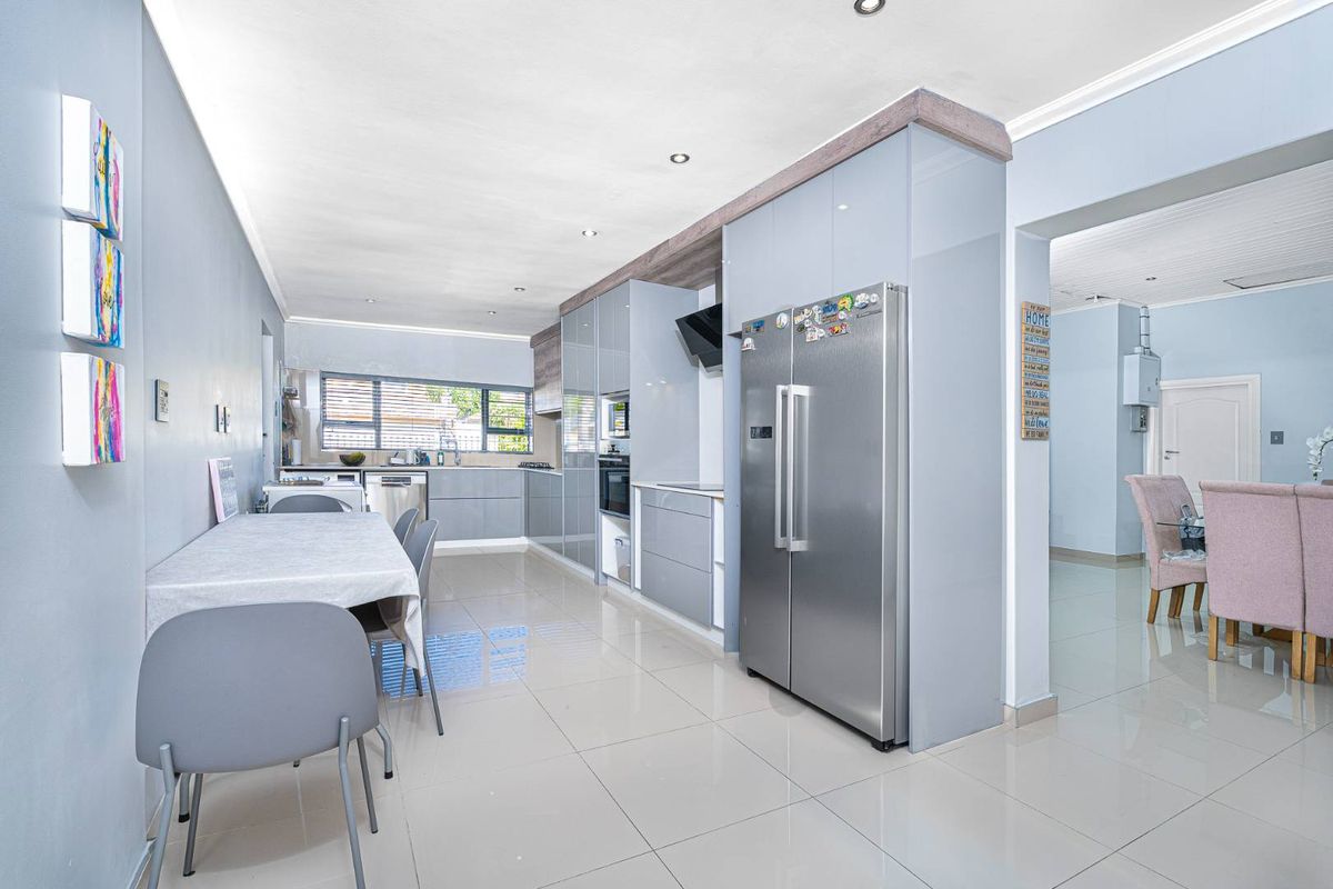 A beautiful home with access from 2 Avenues in Rondebosch East - Photo 5