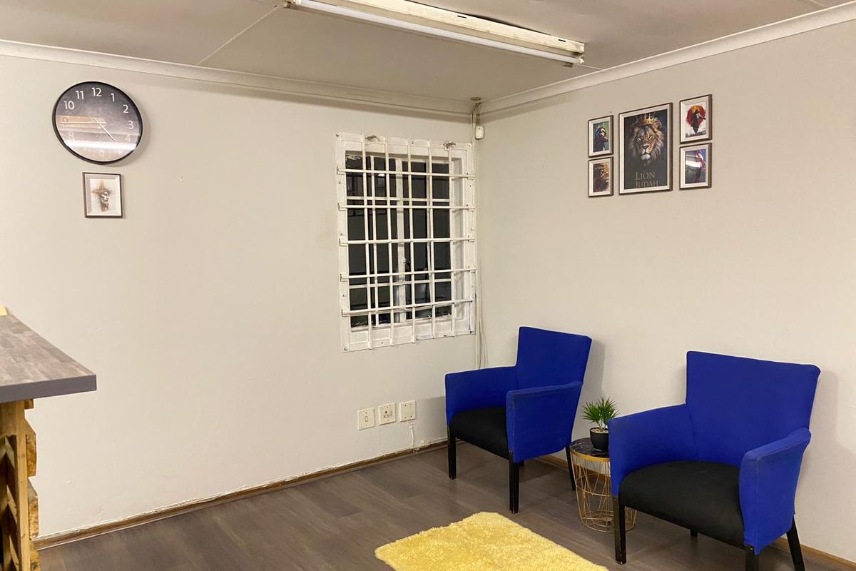 "Charming Commercial Space: Ready for Your Business!" - Photo 5