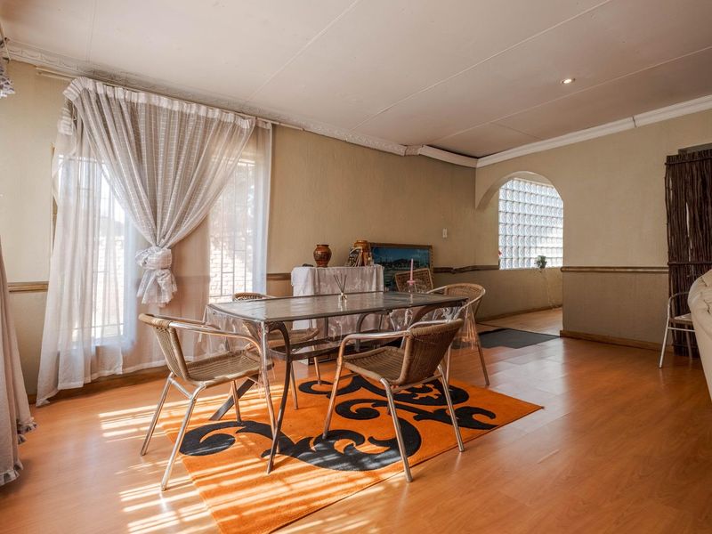 Seven bedroom home, large erf, loads of potential - Newlands - Photo 6