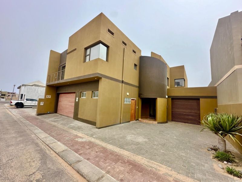 4 Bedrooms House For Sale in Long Beach - Photo 1