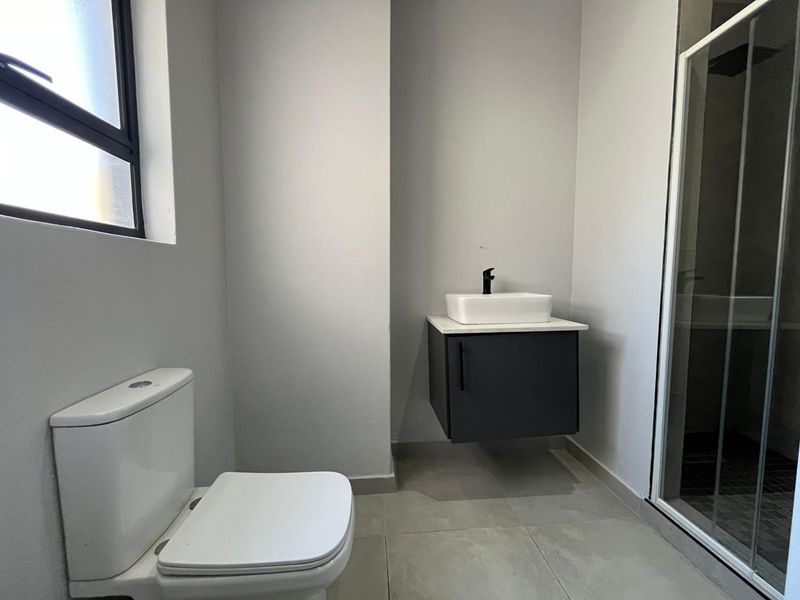 A MODERN APARTMENT IN BRYANSTON AWAITS YOU. - Photo 9