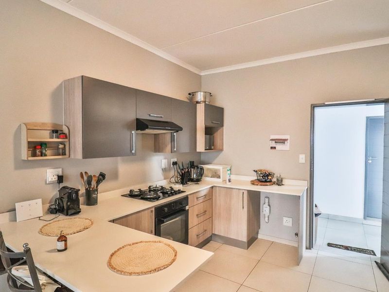 2 Modern Bedroom Apartment In Midridge Park - Photo 3