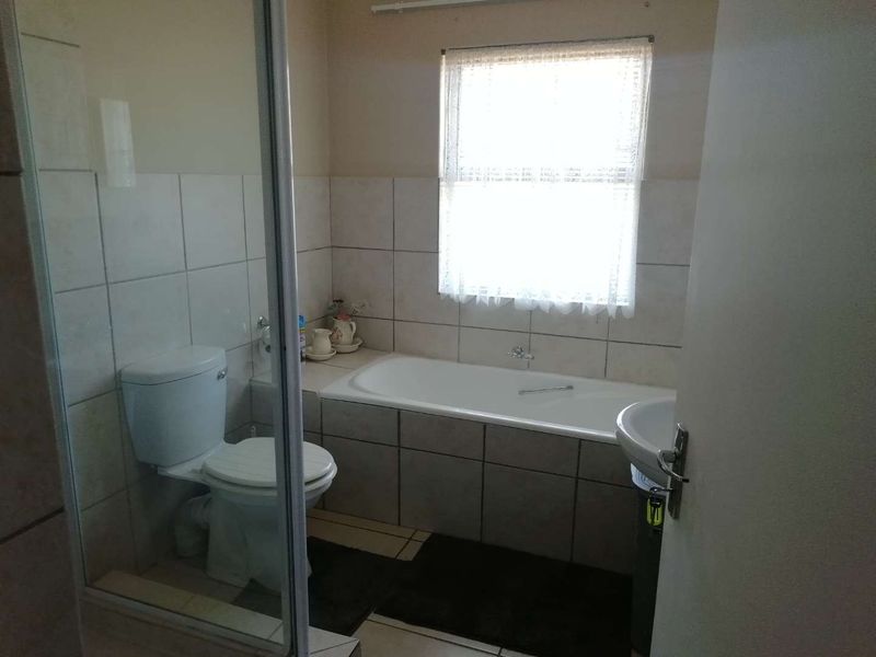 Stunning 3-bedroom townhouse off the grid in an immaculate complex - Photo 4