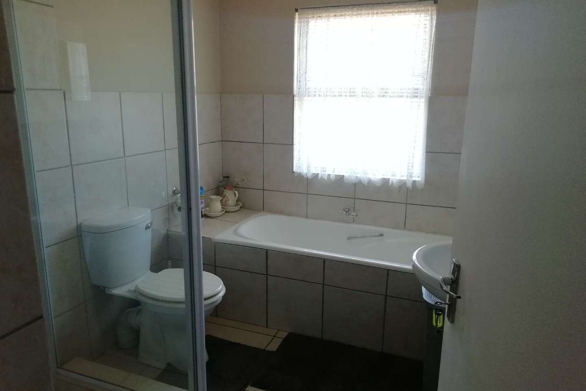 Stunning 3-bedroom townhouse off the grid in an immaculate complex - Photo 4