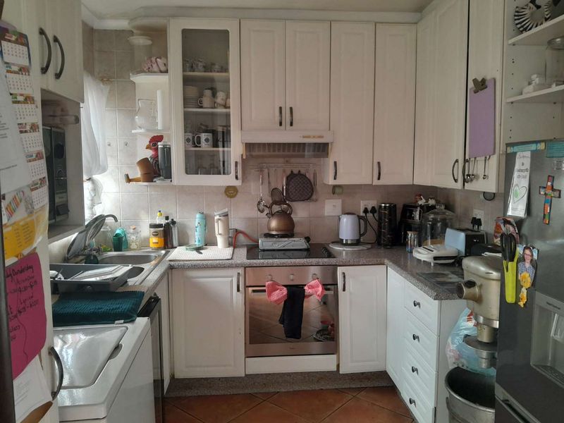 Low Maintenance 3 Bedroom Facebrick Townhouse - Photo 6