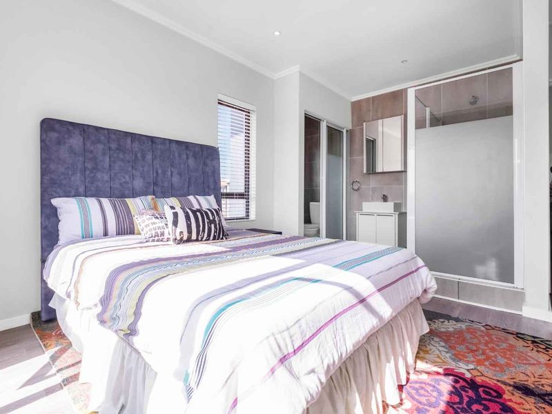 MIDDLE FLOOR APARTMENT SITUATED IN A HIGHLY DESIRABLE LOCATION - Photo 8