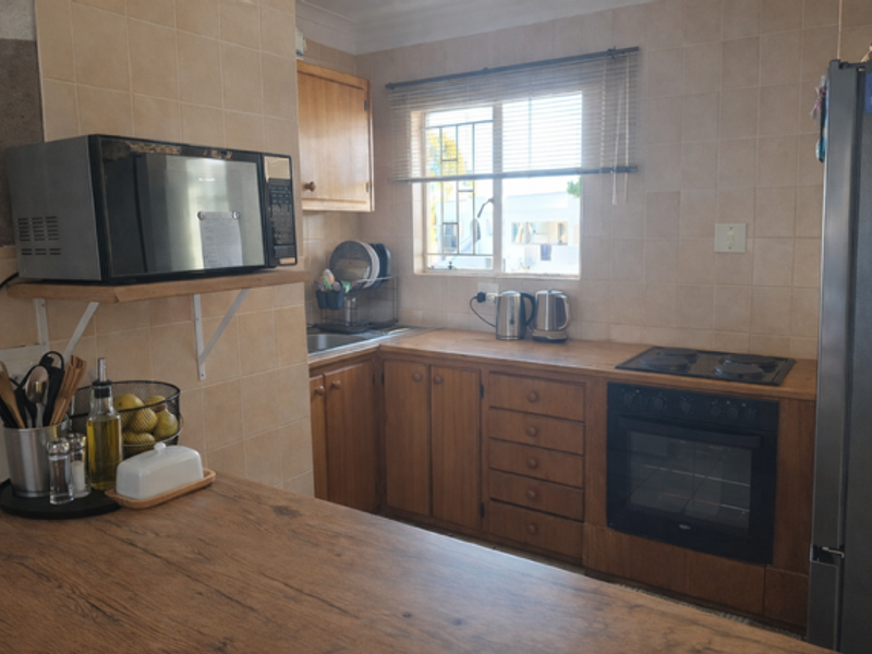 Neat & Move-In Ready 2-Bedroom Apartment in Secure Complex - Photo 2