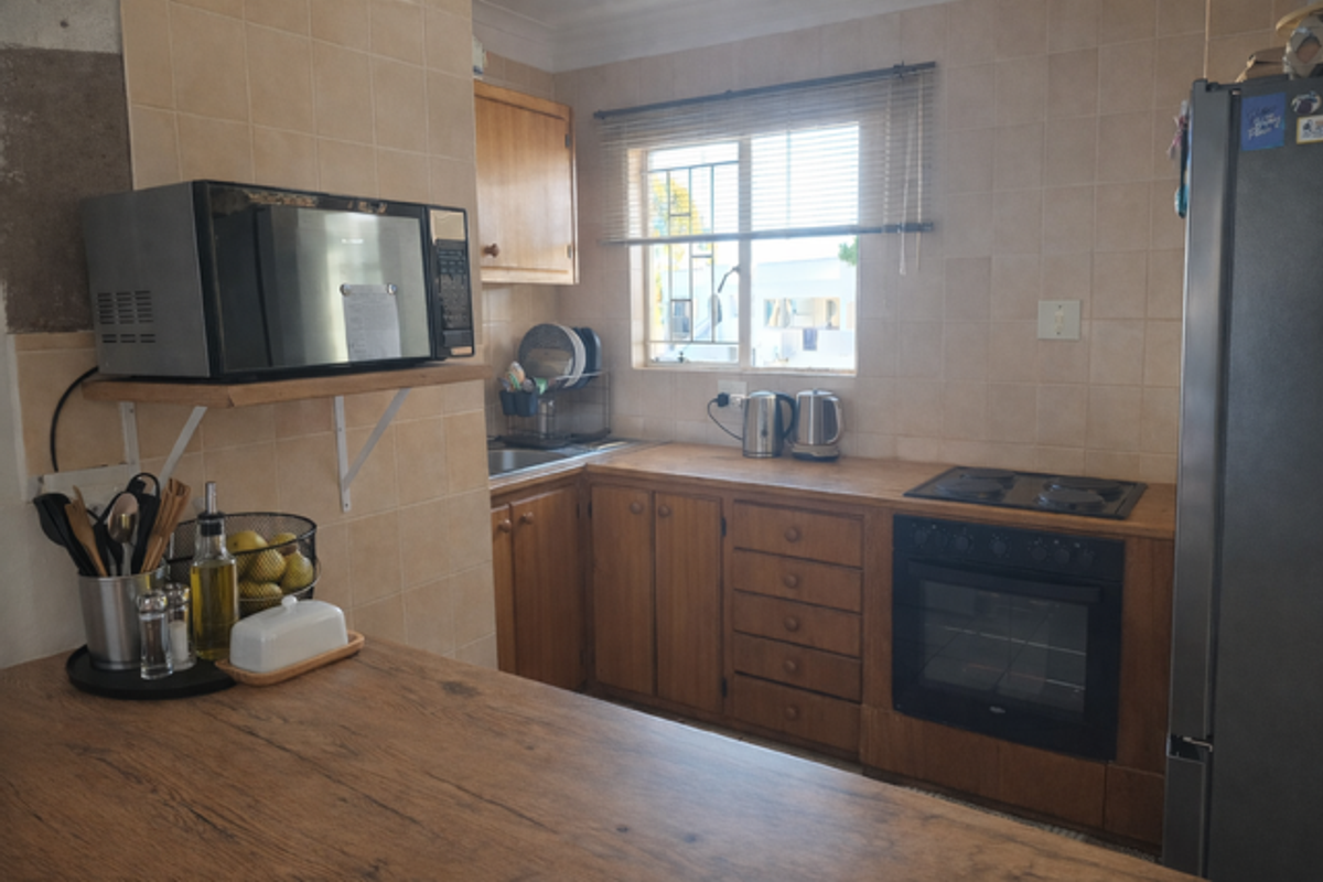 Neat & Move-In Ready 2-Bedroom Apartment in Secure Complex - Photo 2