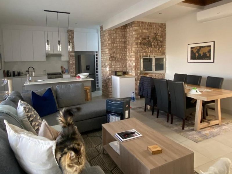 Sophisticated & High-end Apartment built by a renowned developer - Photo 10