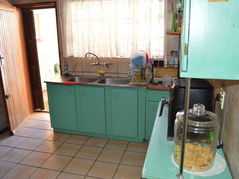 Three Bedroom Family Home with Two Bedroom Flatlet For Sale in Brackendowns - Photo 8