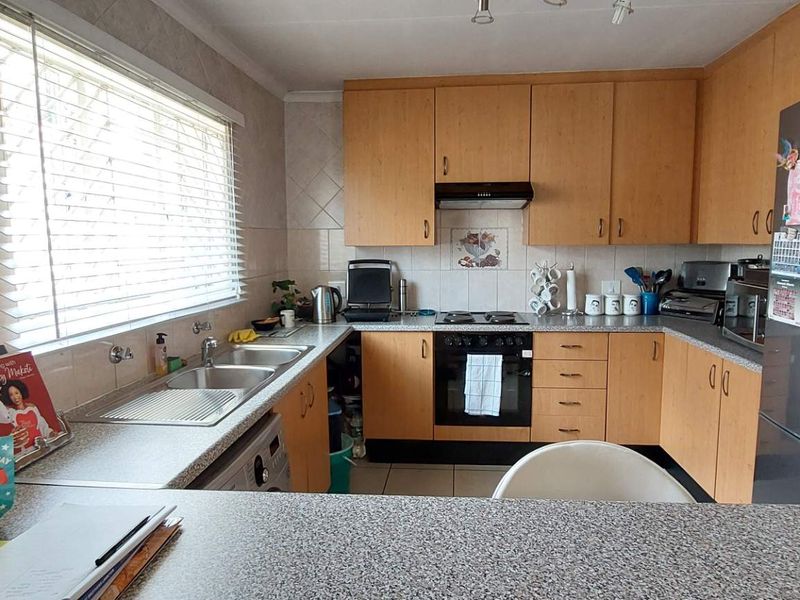 3-Bedroom Home in Secure Complex - Photo 5