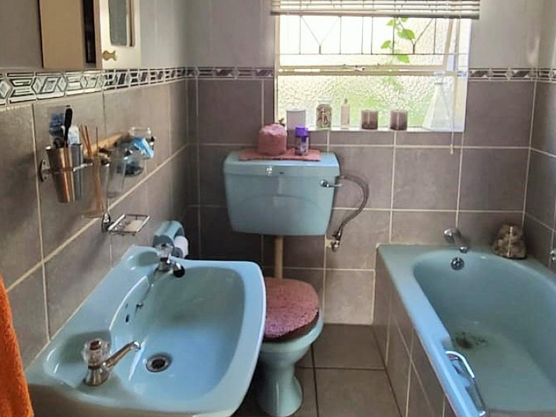 Spacious Family Home with Study and Staff Accommodation - Photo 8