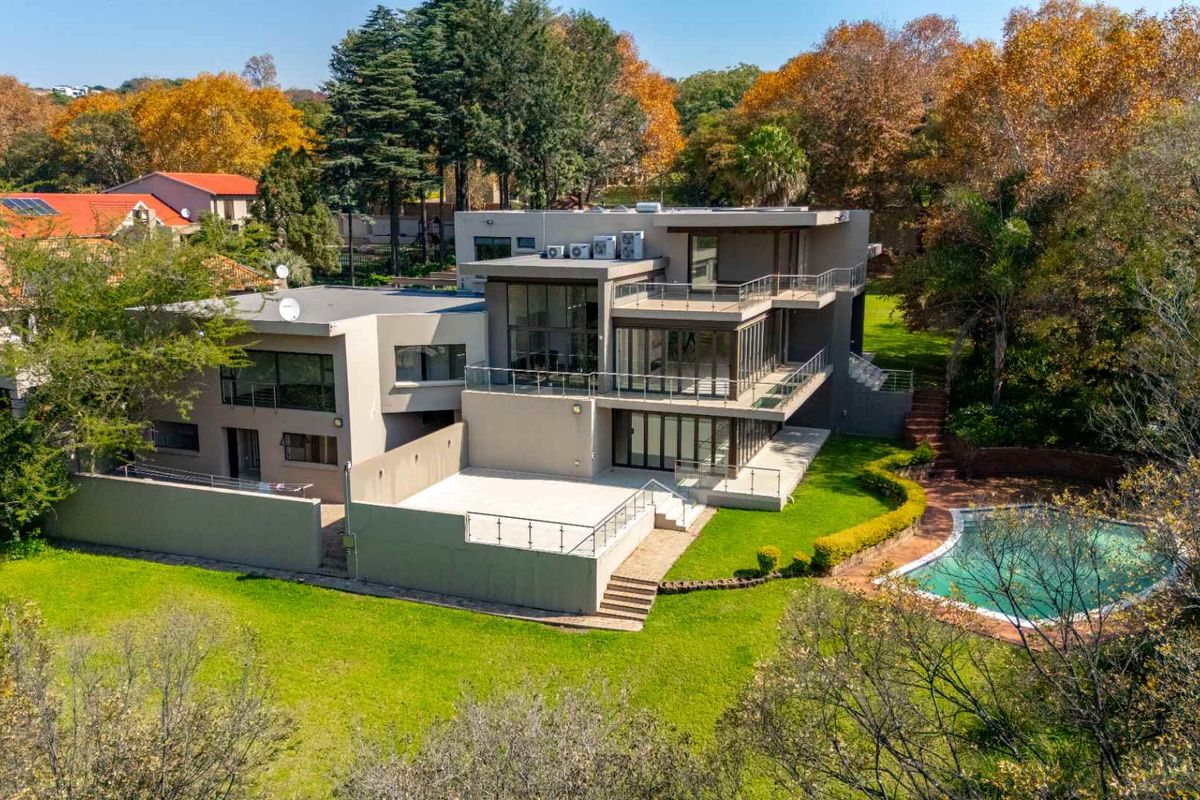 Exquisite 5-Bedroom Luxury Mansion for Sale in the Heart of Bryanston - Photo 2