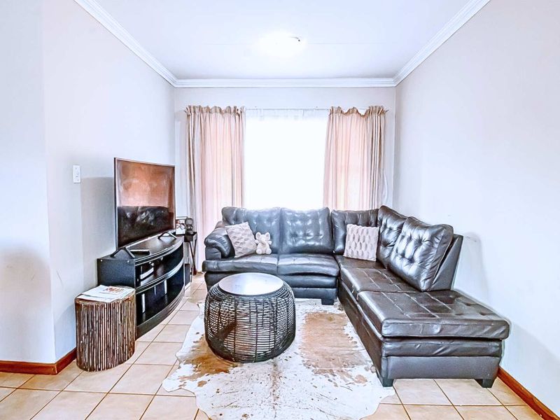 Charming Top-Floor Unit in Kingfisher: A Must-See! - Photo 7