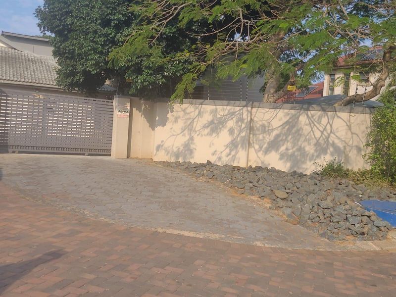 Pet Friendly Cottage with Private Yard and 2 Parkings - Photo 1