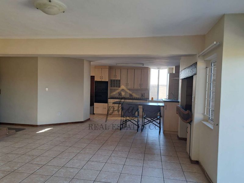3 Bedroom Family home offering 3 garages for sale in Walvis Bay - Photo 9