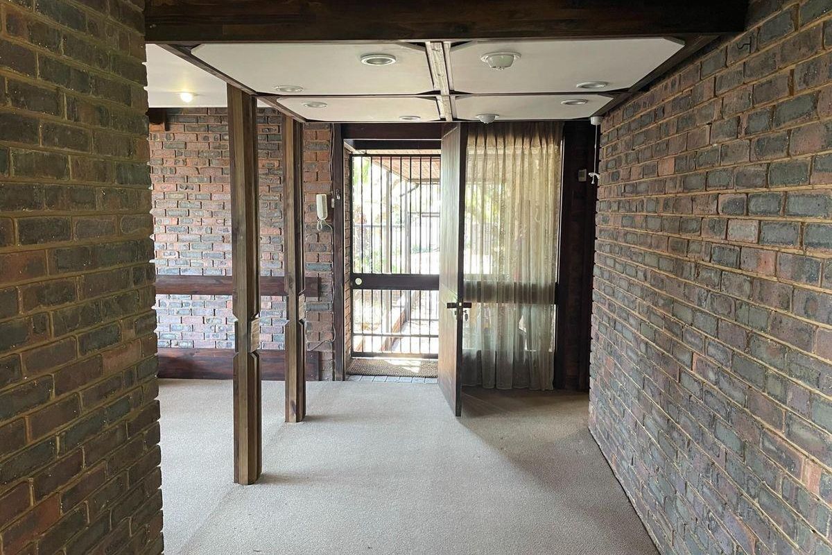 Charm and Style - Photo 4