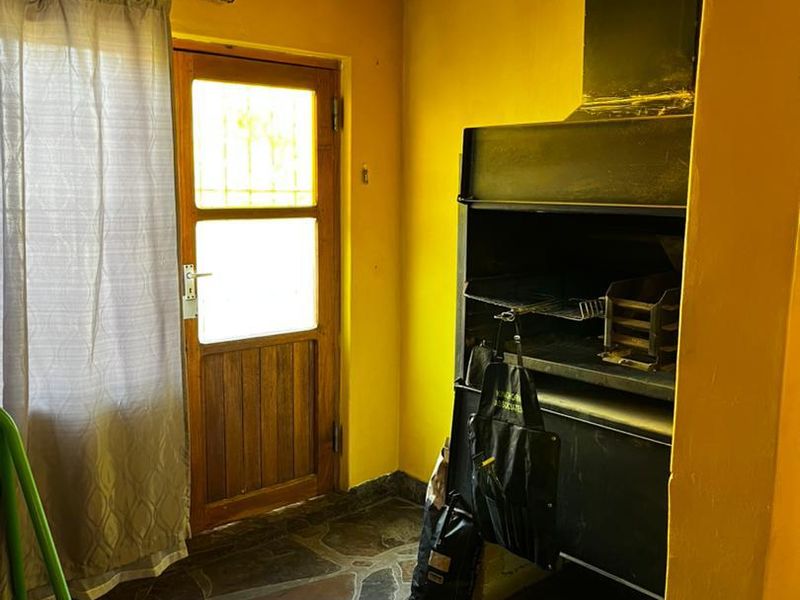 Perfect Family Home: 3 Beds, Indoor Braai & Bachelor Flat! - Photo 3