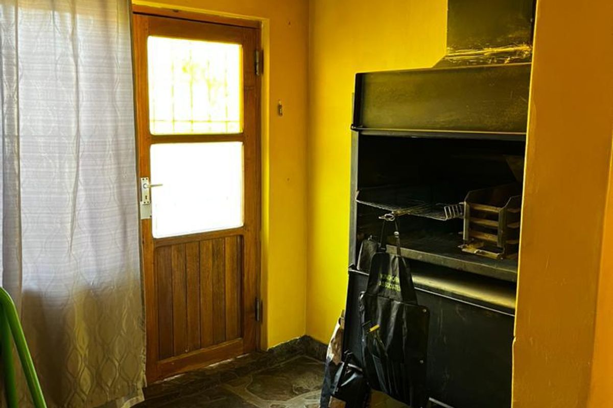 Perfect Family Home: 3 Beds, Indoor Braai & Bachelor Flat! - Photo 3