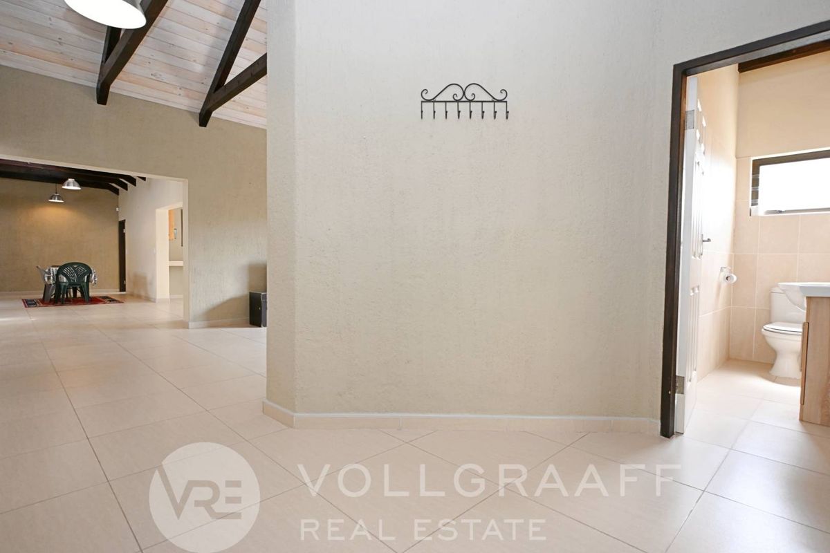 Charming home perfect for family living & entertaining - Photo 5