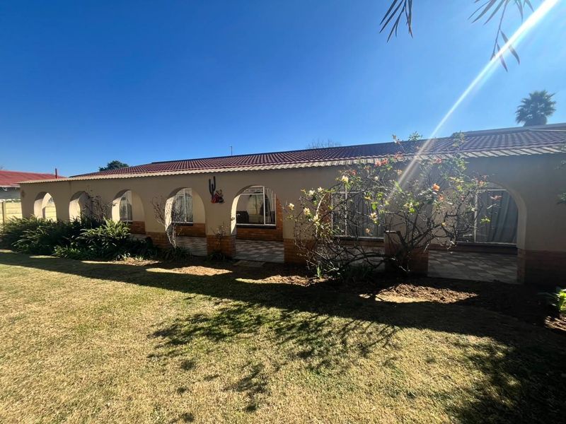 Entertain & Relax: Spacious 4-Bedroom with Outdoor Braai Area - Photo 1