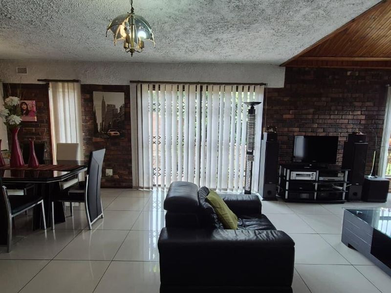 Spacious Moorton Residence: Four Bedrooms, Dual Kitchens, Enhanced Security. - Photo 7
