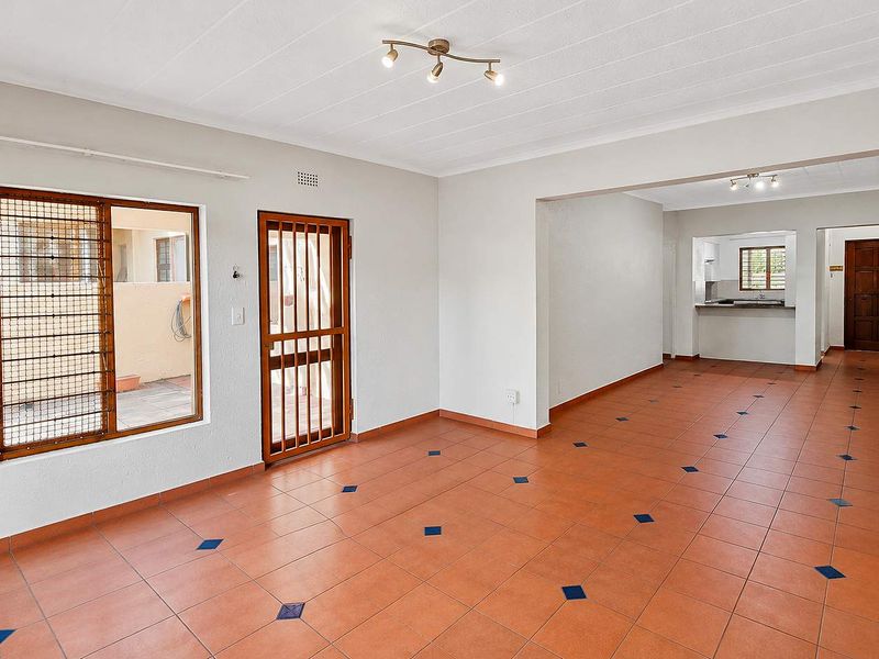 Spacious 3 bedroom, 2 bathroom, ground floor apartment available for sale in Bryanston - Photo 4