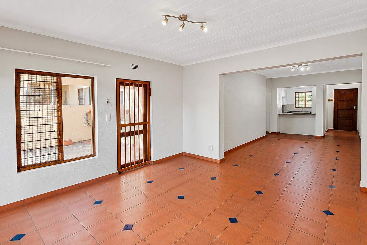 Spacious 3 bedroom, 2 bathroom, ground floor apartment available for sale in Bryanston - Photo 4