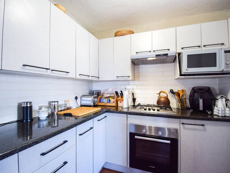Spacious 3 bedroom property in a prime location - Faerie Glen - Photo 8