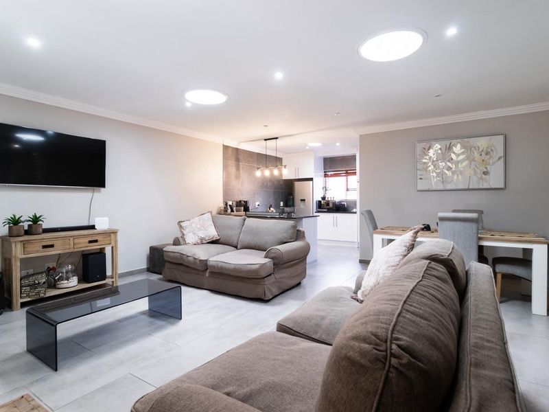 Stylish, Newly Renovated 3 Bedroom Townhouse in Bartlett - Photo 5