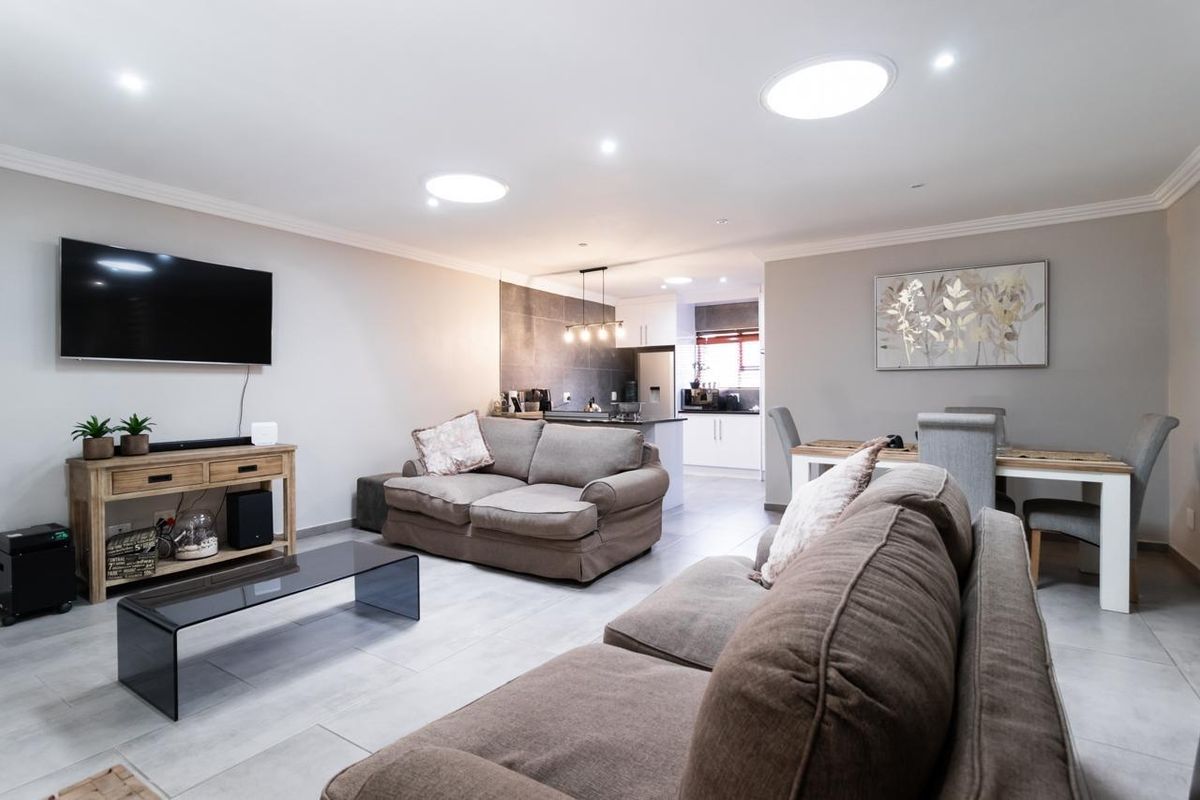 Stylish, Newly Renovated 3 Bedroom Townhouse in Bartlett - Photo 5