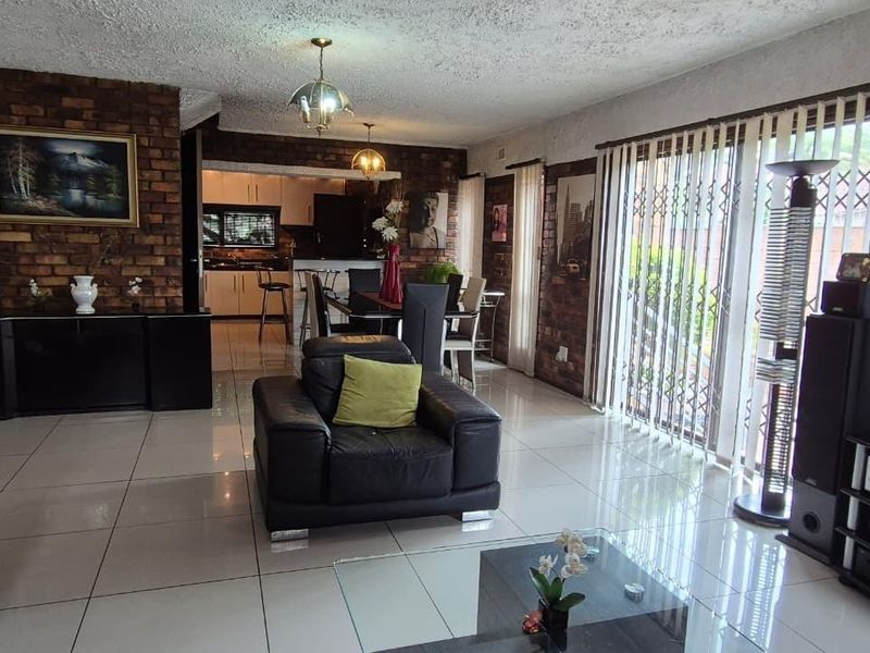 Spacious Moorton Residence: Four Bedrooms, Dual Kitchens, Enhanced Security. - Photo 6