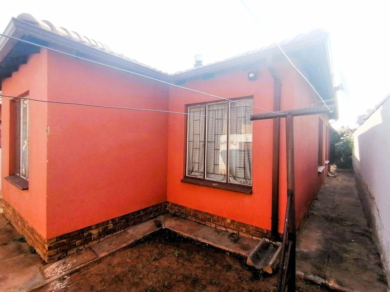 Charming 3-Bedroom Home in a Wonderful Neighborhood - Photo 3
