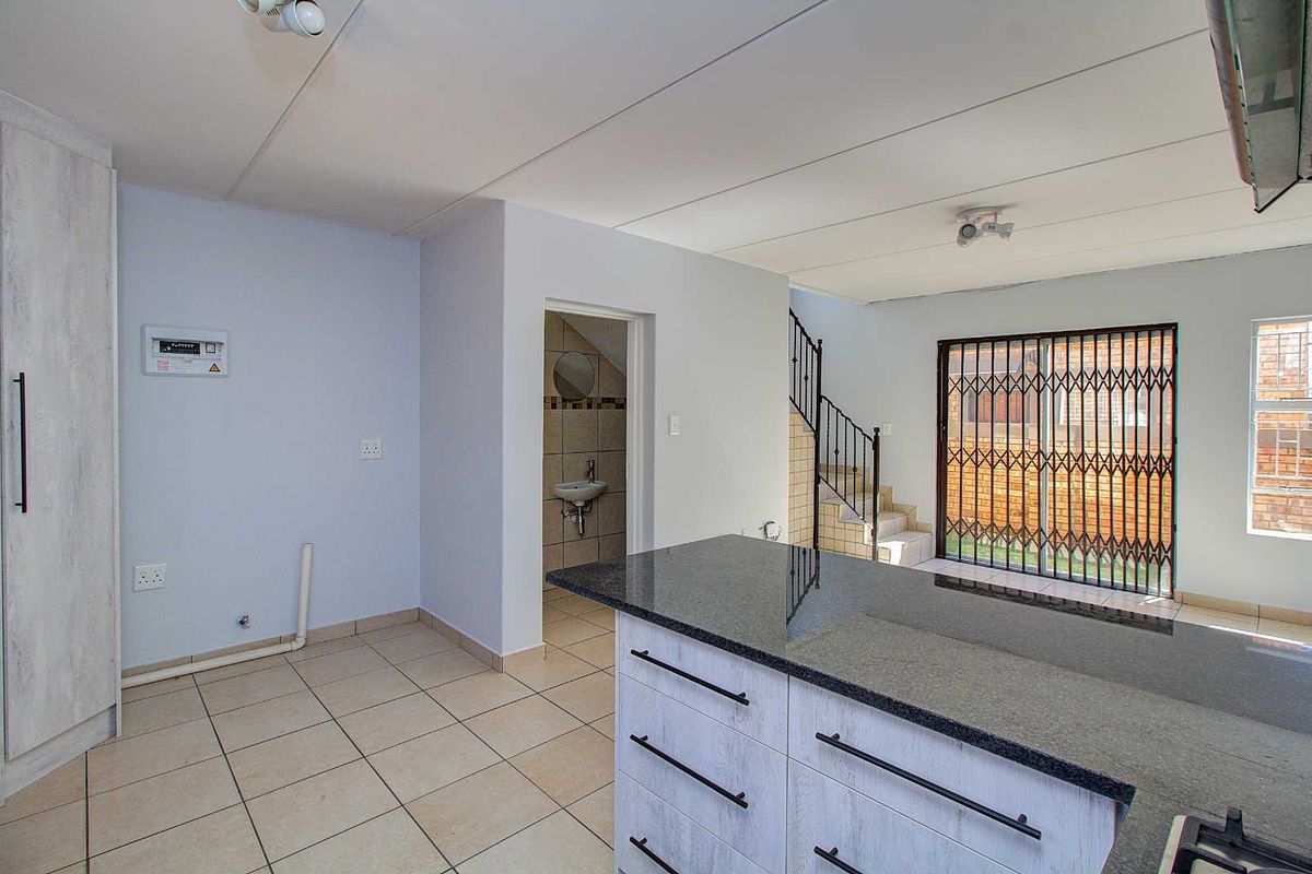 Newly Updated Home with Ensuite & Patio! - Photo 4