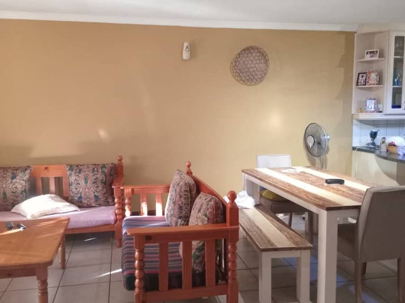 Olympia cottage-type town house with larger garden - Photo 2