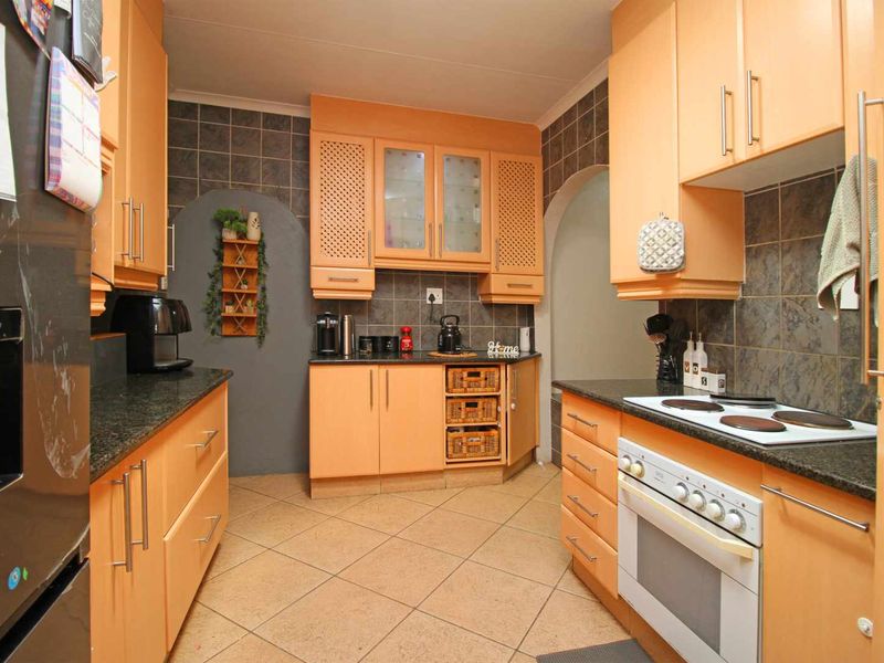 4-Bedroom Family Home with Pool and Entertainment Area - Photo 2