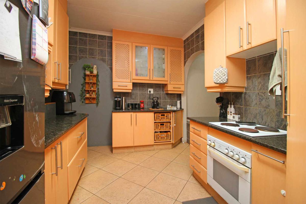 4-Bedroom Family Home with Pool and Entertainment Area - Photo 2