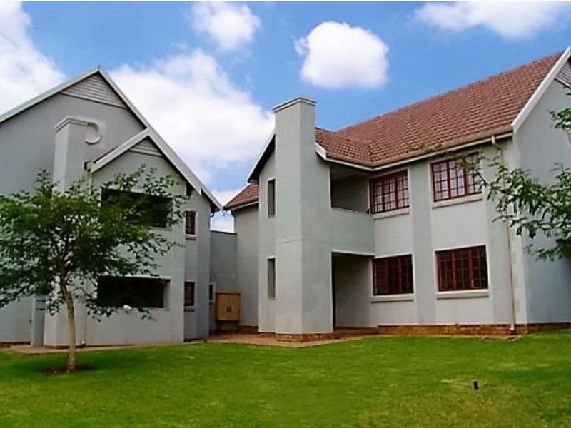 ACTIVE LIFESTYLE IN SECURE COMPLEX. - Photo 2