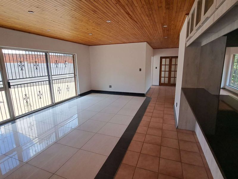 . "Prime Investment in Prestigious Heuwelsig" - Photo 9