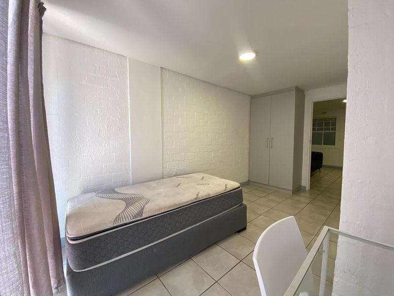 Beautifully renovated and furnished 2 Bed 1 Bath with Balcony - Photo 7