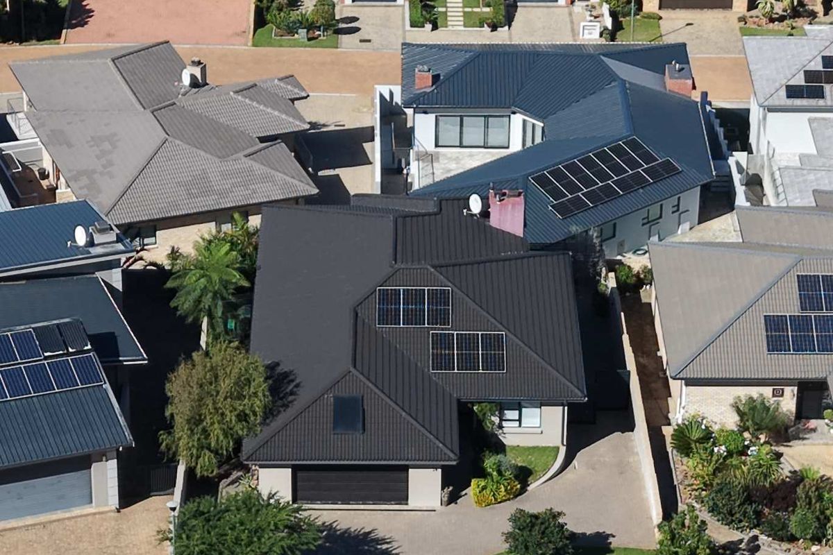 EXCLUSIVE COASTAL LIVING | PANORAMIC BAY VIEWS | 4 BEDROOM | DUAL LIVING POTENTIAL - Photo 3