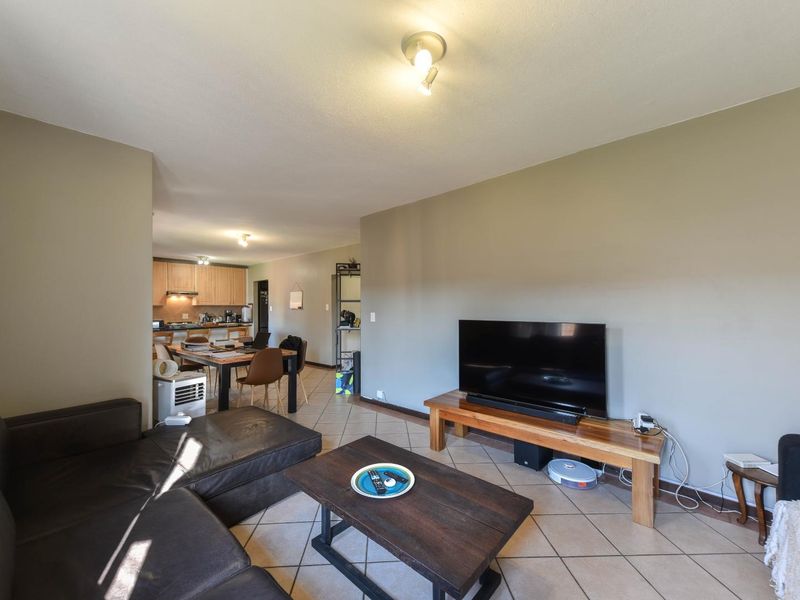 Neat, large three bedroom townhouse in security complex - Moreleta Park - Photo 3