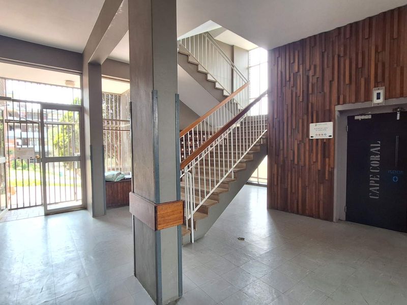 2 bedroom Apartment in Roodepoort - Photo 4