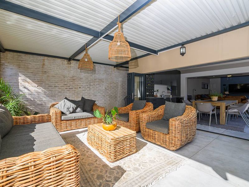 Spacious 6 Bedroom Family Home | Triple Garage | Solar Backup | Potential for 2 Flatlets | La Lucia - Photo 3