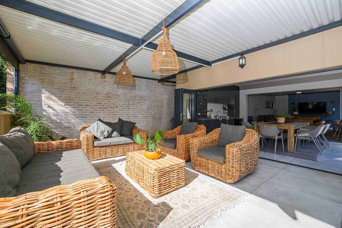 Spacious 6 Bedroom Family Home | Triple Garage | Solar Backup | Potential for 2 Flatlets | La Lucia - Photo 3