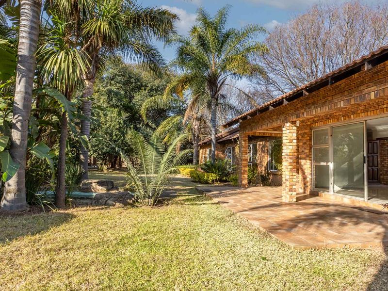 Charming 3-Bed Home with Pool & Solar Power - Photo 4